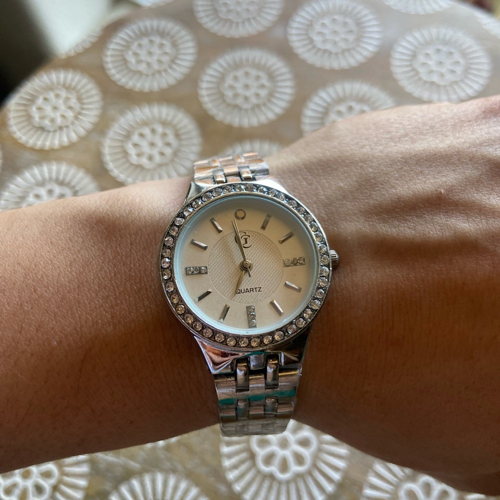 Gold Coast Ladies Quartz Fashion Watch Crystal Bezel Silver Tone